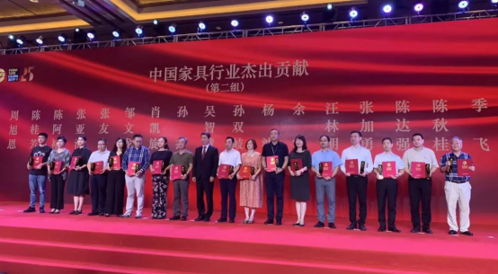 陳秋桂董事長（右三）上臺接受中國家具協會頒獎0